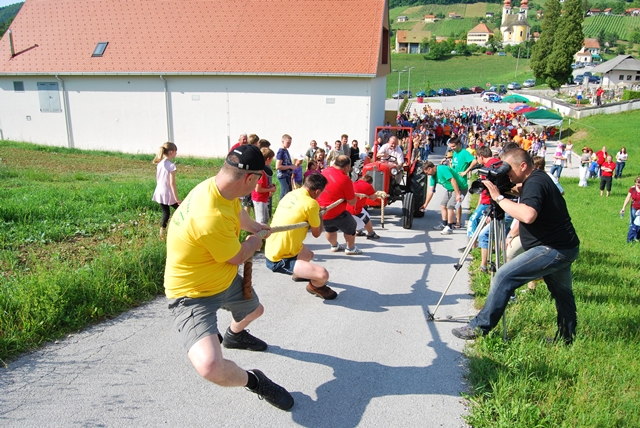 Lokalni Krpani pri vleki traktorja